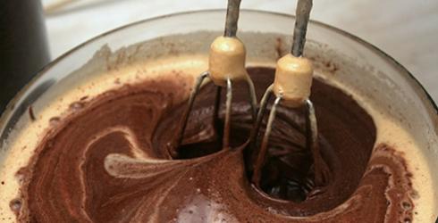 तरल भरने के साथ चॉकलेट मफिन: दो व्यंजन तरल भरने के साथ कपकेक कैसे बनाएं