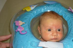 Detský plavecký krúžok – „kruh na kúpanie novorodenca – šetrí mame chrbát a veľa zábavy pre bábätko